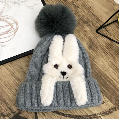 Modern női sapka plüss nyúllal és pehellyel