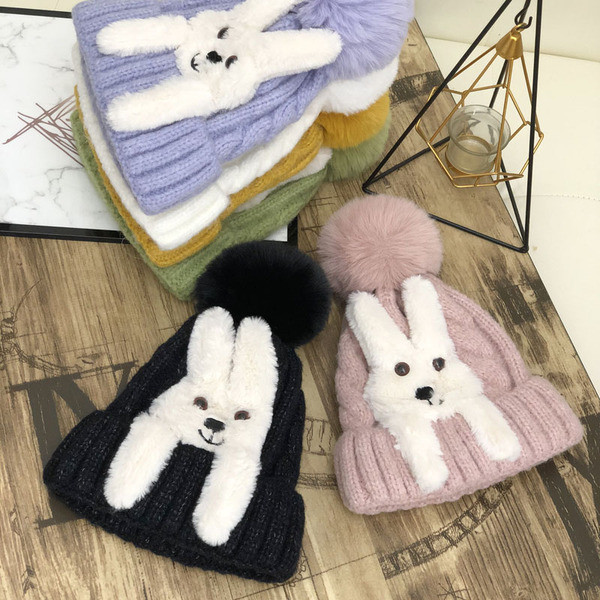 Modern női sapka plüss nyúllal és pehellyel