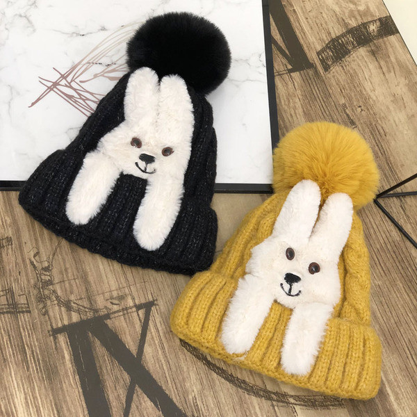 Modern női sapka plüss nyúllal és pehellyel