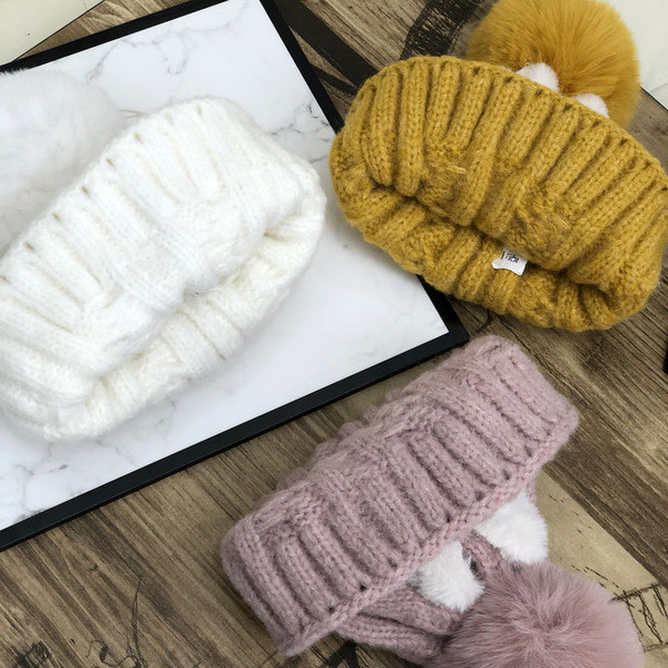 Modern női sapka plüss nyúllal és pehellyel