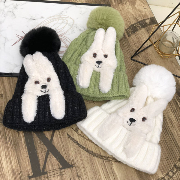 Modern női sapka plüss nyúllal és pehellyel