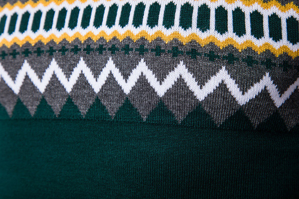 Modern férfi pulóver ovális nyakkivágással