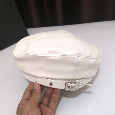 Női bőr sapka fém díszítéssel fehér és fekete színben