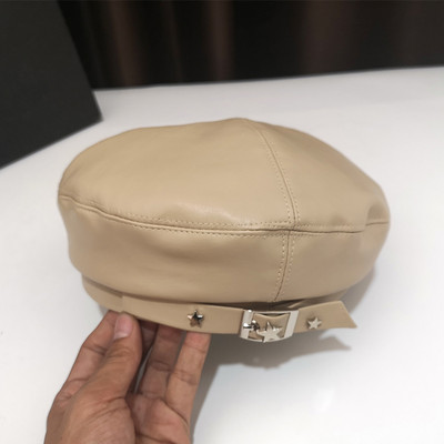 Női bőr sapka fém díszítéssel fehér és fekete színben