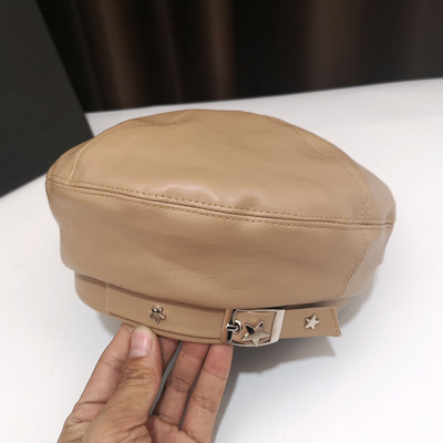 Női bőr sapka fém díszítéssel fehér és fekete színben