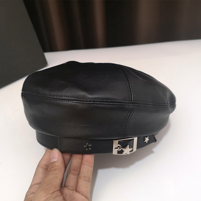 Női bőr sapka fém díszítéssel fehér és fekete színben