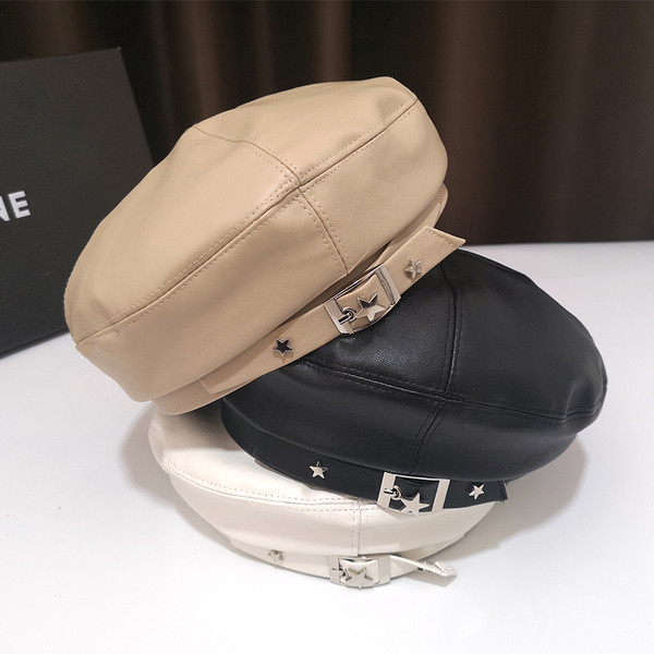 Női bőr sapka fém díszítéssel fehér és fekete színben
