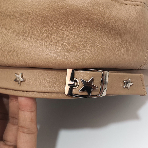 Női bőr sapka fém díszítéssel fehér és fekete színben