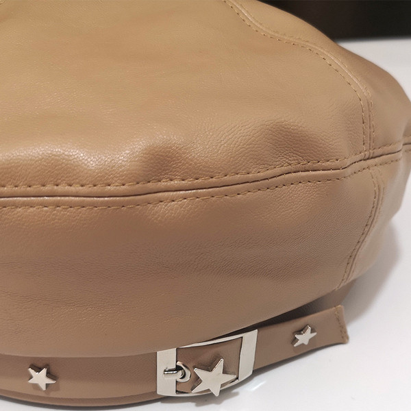 Női bőr sapka fém díszítéssel fehér és fekete színben