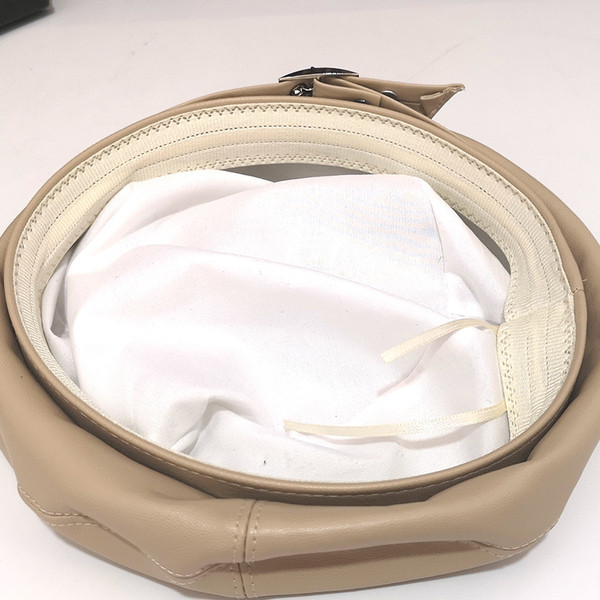 Női bőr sapka fém díszítéssel fehér és fekete színben