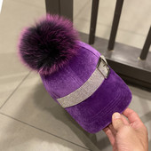 Női modern bársonysapka bolyhokkal és kövekkel