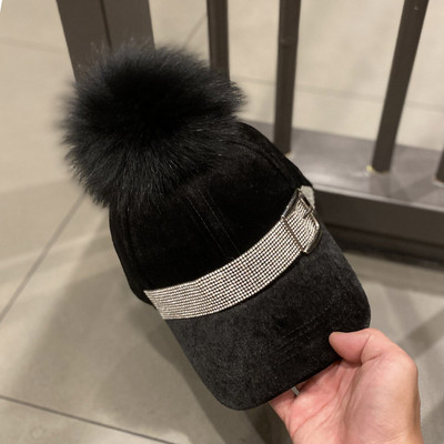 Női modern bársonysapka bolyhokkal és kövekkel