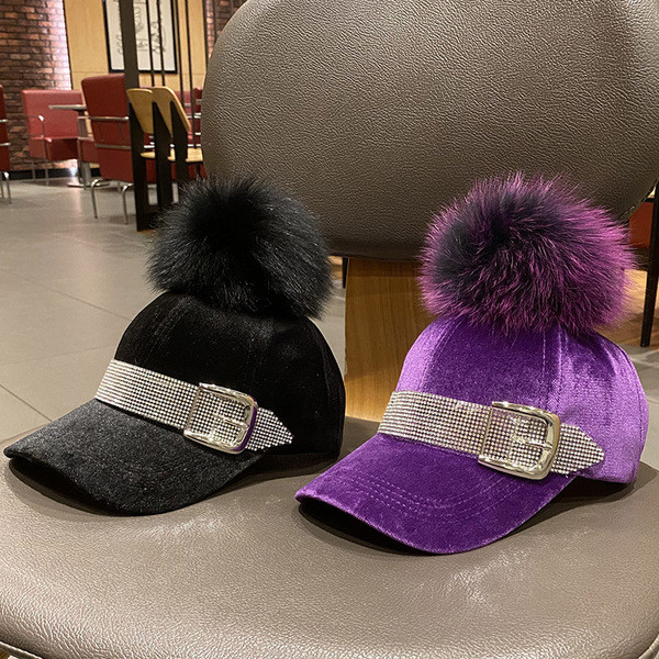 Női modern bársonysapka bolyhokkal és kövekkel