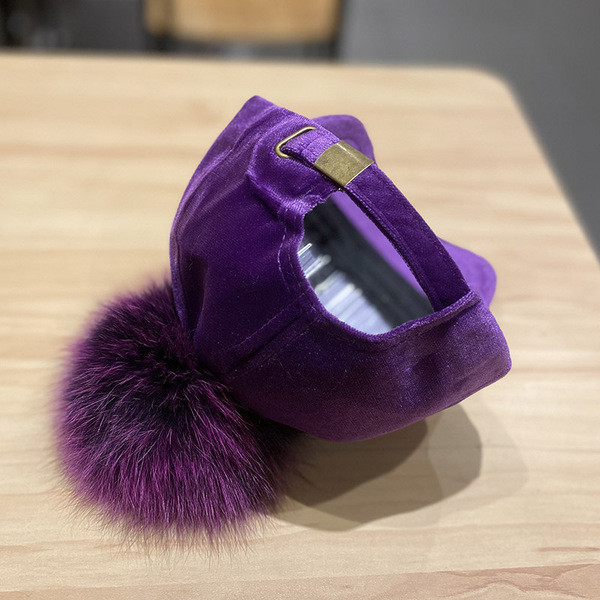 Női modern bársonysapka bolyhokkal és kövekkel