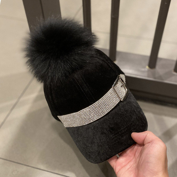 Női modern bársonysapka bolyhokkal és kövekkel