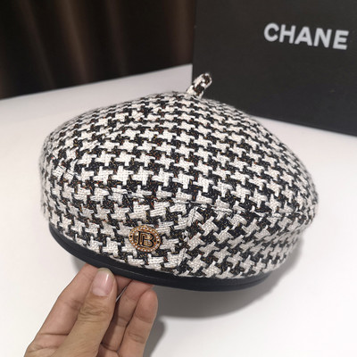 Női kockás sapka - barett típusú, fém díszítéssel