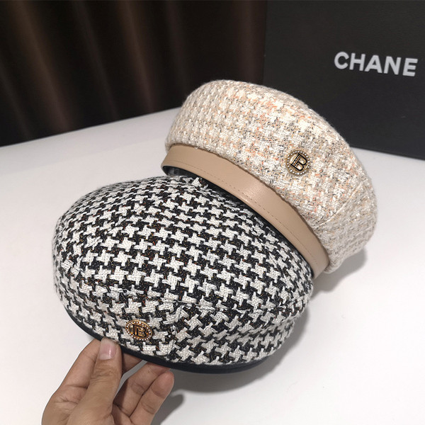 Női kockás sapka - barett típusú, fém díszítéssel