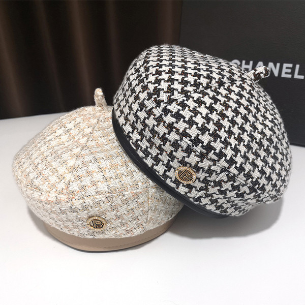 Női kockás sapka - barett típusú, fém díszítéssel