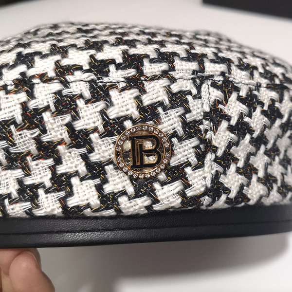 Női kockás sapka - barett típusú, fém díszítéssel