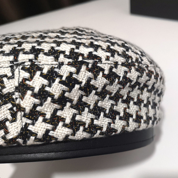 Női kockás sapka - barett típusú, fém díszítéssel