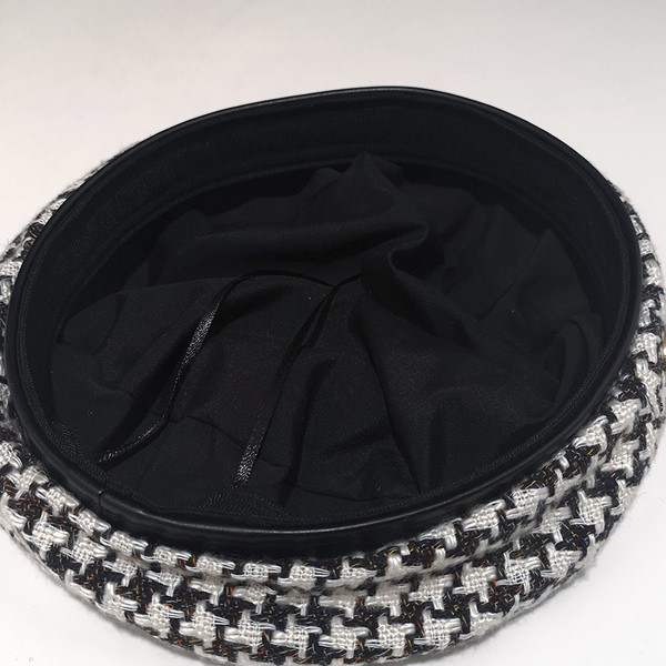 Női kockás sapka - barett típusú, fém díszítéssel