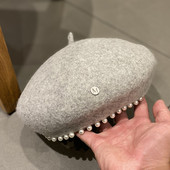 Modern női barett típusú kalap gyöngyökkel
