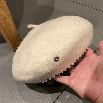 Modern női barett típusú kalap gyöngyökkel