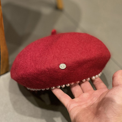 Modern női barett típusú kalap gyöngyökkel