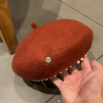 Modern női barett típusú kalap gyöngyökkel