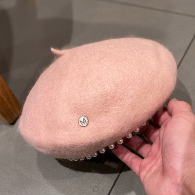 Modern női barett típusú kalap gyöngyökkel