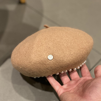 Modern női barett típusú kalap gyöngyökkel