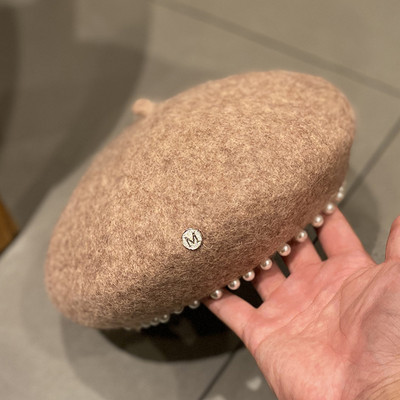 Modern női barett típusú kalap gyöngyökkel