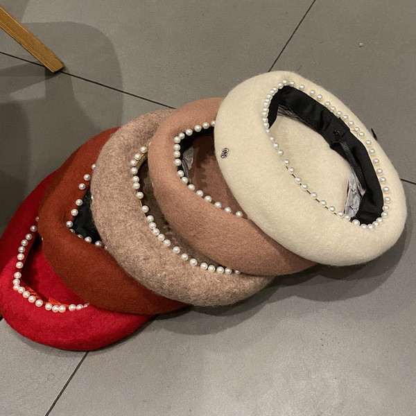 Modern női barett típusú kalap gyöngyökkel