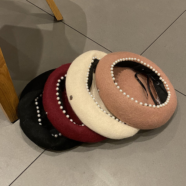 Modern női barett típusú kalap gyöngyökkel