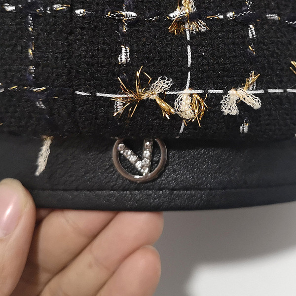 Beret típusú sapka fehér és fekete színben - retro stílusban