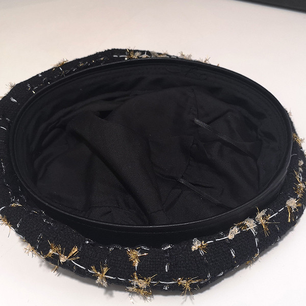 Beret típusú sapka fehér és fekete színben - retro stílusban