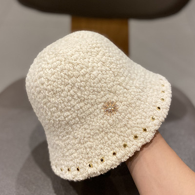 Női pehelysapka fém elemmel