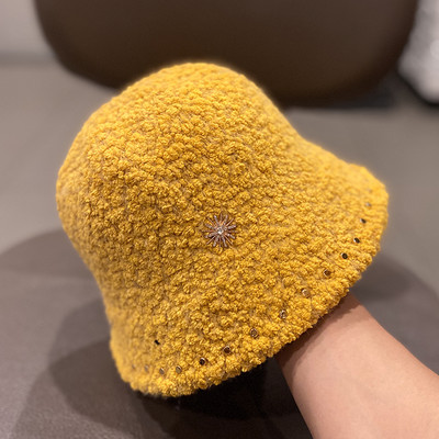 Női pehelysapka fém elemmel