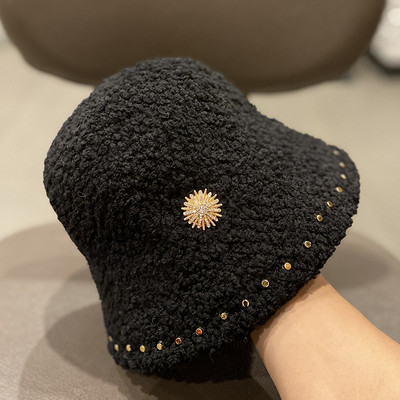 Női pehelysapka fém elemmel