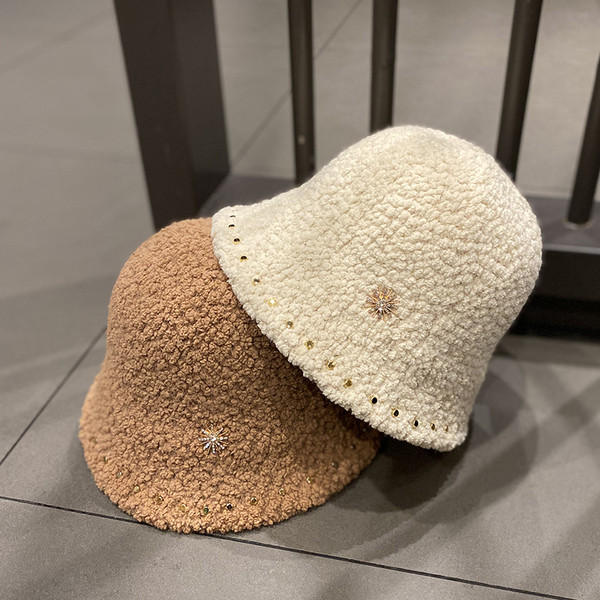 Női pehelysapka fém elemmel