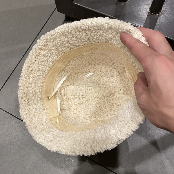 Női pehelysapka fém elemmel