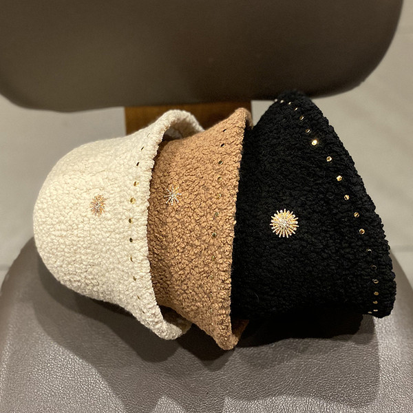 Női pehelysapka fém elemmel