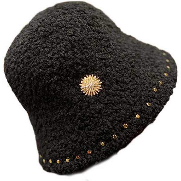 Női pehelysapka fém elemmel