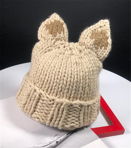 Női kötött sapka 3D elemmel