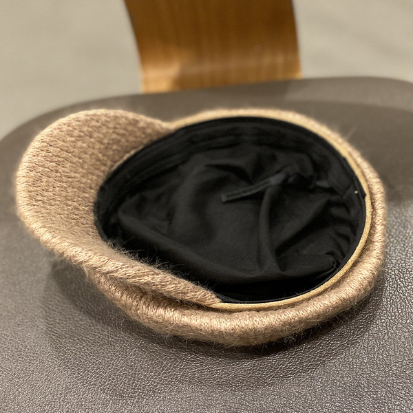 Bolyhos retro női sapka napellenzővel