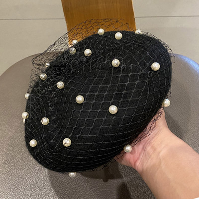 Női barett típusú sapka hálóval és gyöngyökkel