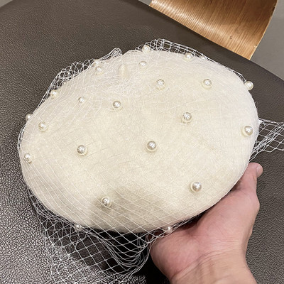 Női barett típusú sapka hálóval és gyöngyökkel