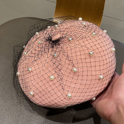 Női barett típusú sapka hálóval és gyöngyökkel