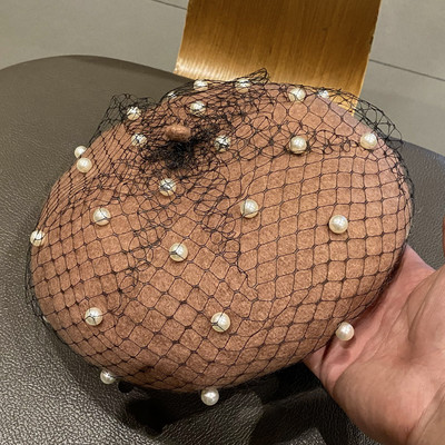 Női barett típusú sapka hálóval és gyöngyökkel