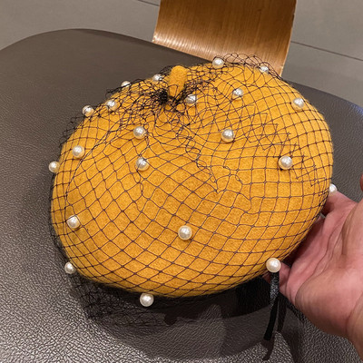 Női barett típusú sapka hálóval és gyöngyökkel